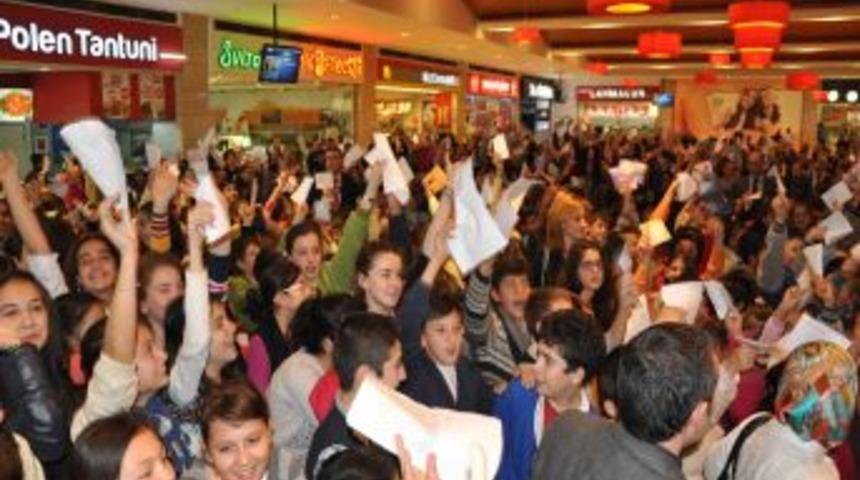 Bin 500 &Ouml;ğrenci Aynı Anda &Ouml;ğretmenlerine Mektup Yazarak Rekor Kırdı