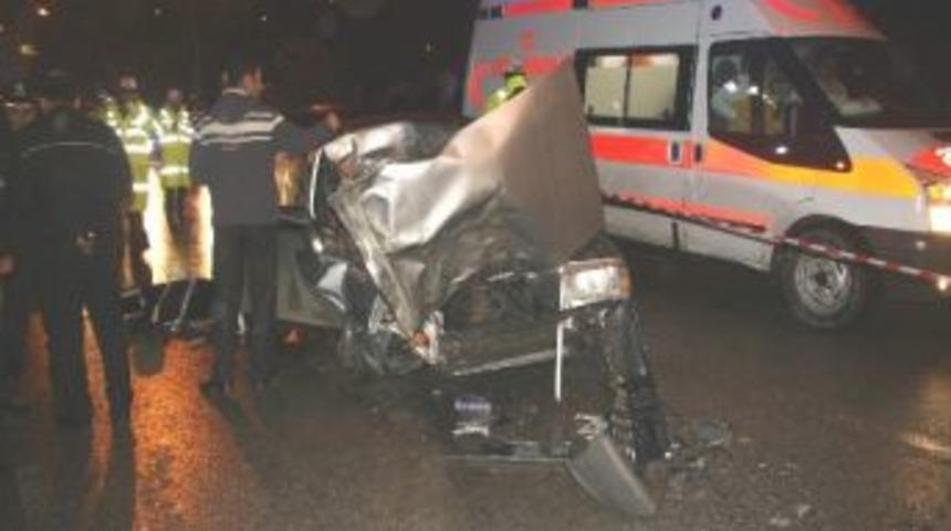 Otomobil Asfalt Silindirine &Ccedil;arptı: 1 &Ouml;l&uuml;, 2 Yaralı