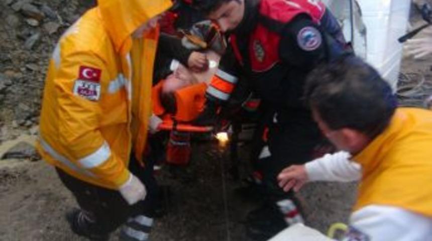 Minib&uuml;s&uuml;n I&ccedil;inde Sıkışan S&uuml;r&uuml;c&uuml;, G&uuml;&ccedil;l&uuml;kle Kurtarıldı