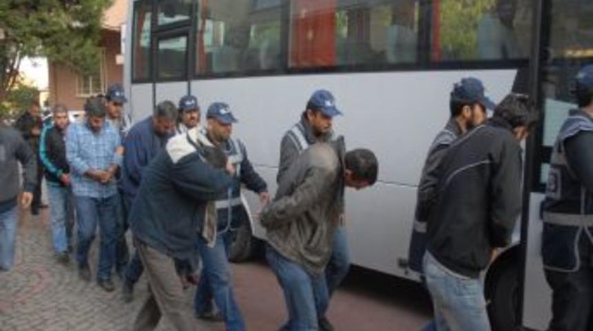 İzmir'de 7 Insan Taciri Tutuklandı