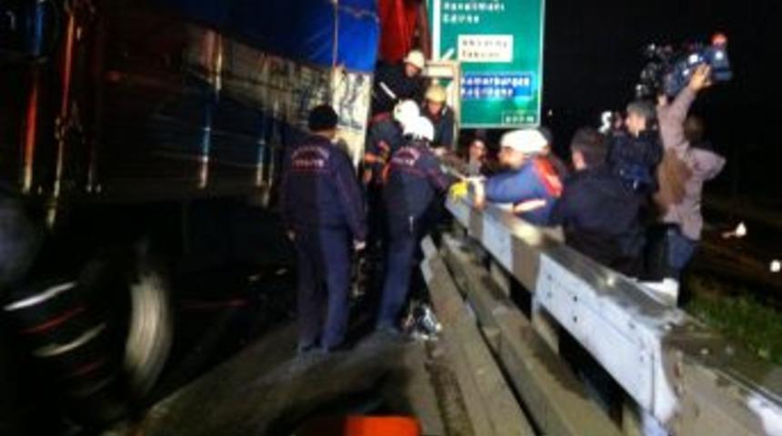 TEM'de Kaza: Ara&ccedil;ta Sıkışan Yaralı G&uuml;&ccedil;l&uuml;kle &Ccedil;ıkarıldı