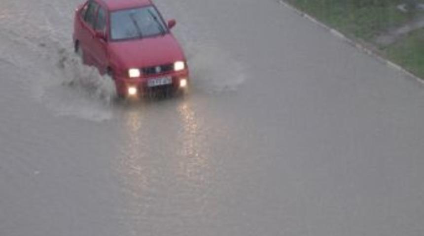 Ak&ccedil;akoca'da Sağanak Yağış