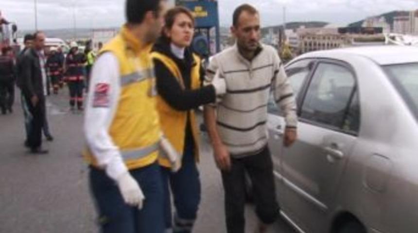 Emniyet Şeridinde Giden Otomobil Yardım Aracına &Ccedil;arptı