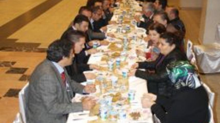 &Ouml;ğretmenler, G&uuml;nlerini Horon Oynayarak Kutladı