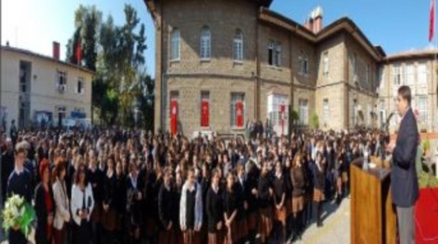 İzmir Kız Lisesi&rsquo;nde Halı Saha Sevinci