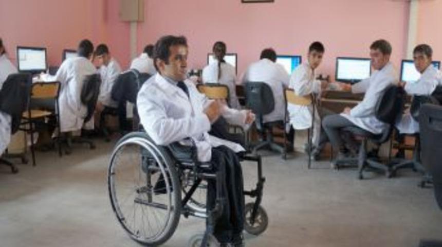 Engelli &Ouml;ğretmen, Ailesinin Ve Meslektaşlarının Desteği Ile Her Engeli Aşıyor