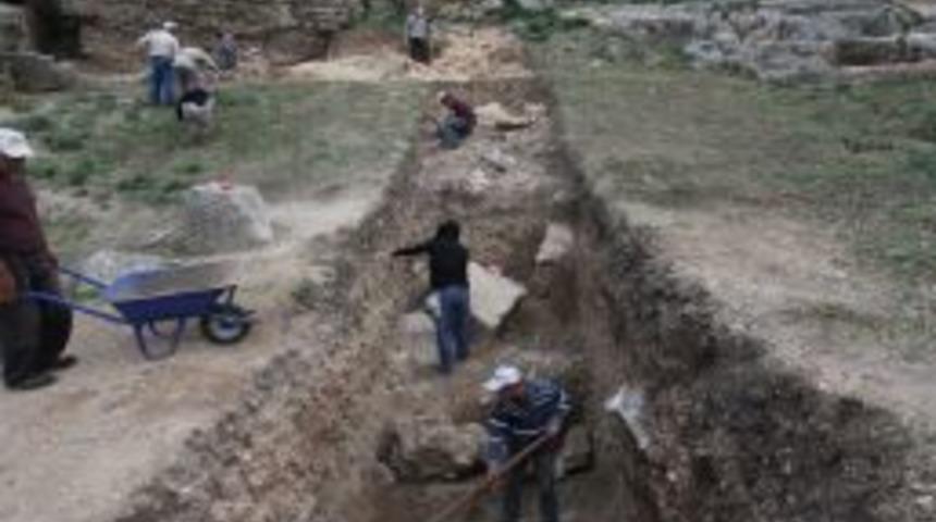 Anavarza Antik Kentinde Arkeolojik Kazılara Ara Verildi