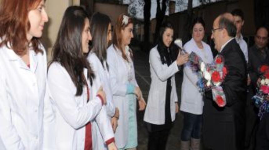 Trabzon Belediye Başkanı G&uuml;mr&uuml;k&ccedil;&uuml;oğlu &Ouml;ğretmenleri Unutmadı