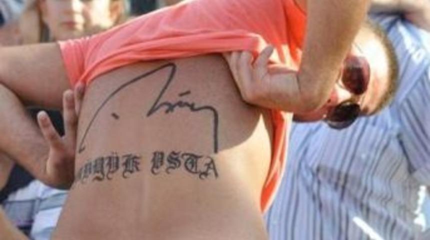 Sırtına İmzasını D&ouml;vme Yaptırdığı Başbakan İle G&ouml;r&uuml;şt&uuml;