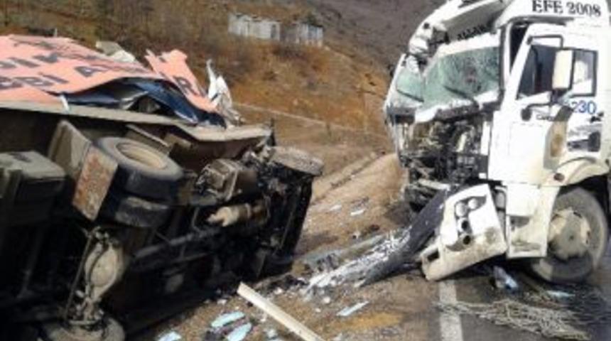 Tıbbi Atık Kamyonu Başka Bir Kamyona &Ccedil;arptı: 1 &Ouml;l&uuml;, 2 Yaralı