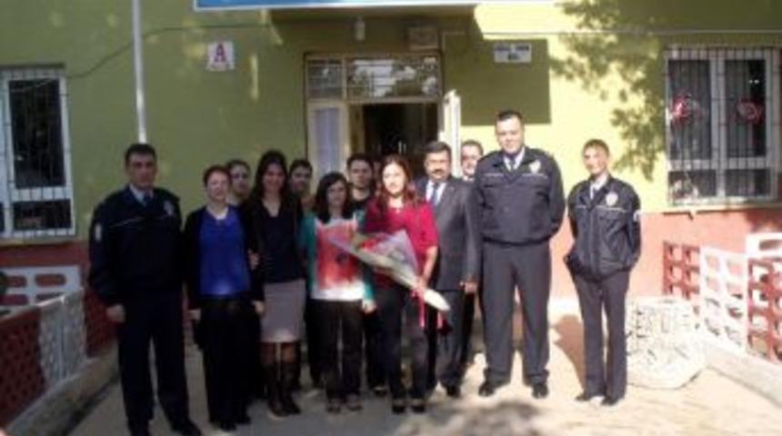 Demre Polisi Okulları Gezerek &Ouml;ğretmenler G&uuml;n&uuml;'n&uuml; Kutladı