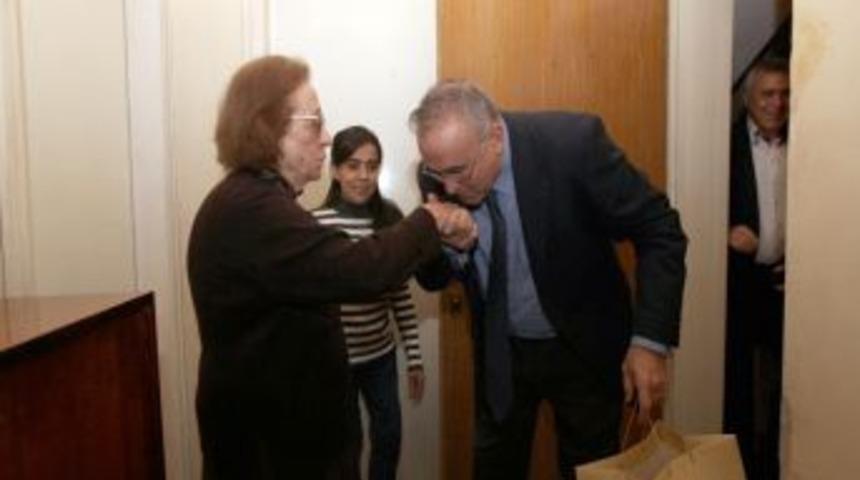 Başkan G&uuml;zelbey, 82 Yaşındaki Ilkokul &Ouml;ğretmenini Evinde Ziyaret Etti