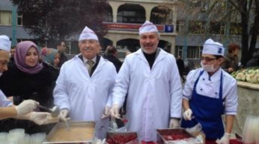 K&uuml;tahya Belediyesi Halka Aşure Dağıttı
