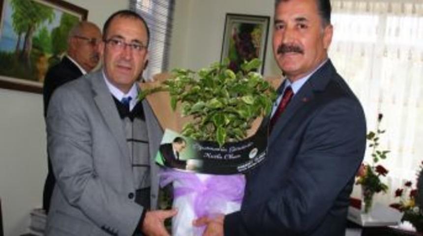 Başkan Tuna&rsquo;dan &Ouml;ğretmenlere &Ccedil;i&ccedil;ek