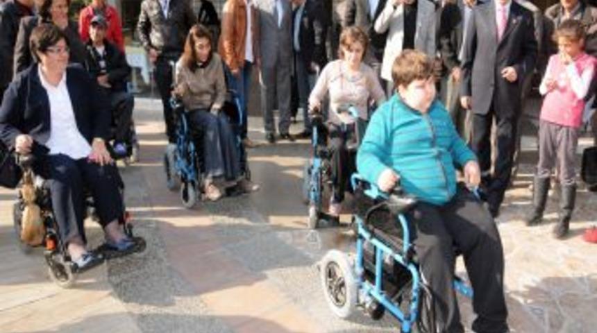 Manisa İGM Engellilere Sekiz Yılda 500 Ak&uuml;l&uuml; Ara&ccedil; Hediye Etti