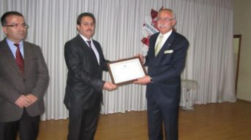 Yemen'e Giden G&ouml;n&uuml;ll&uuml;lere Plaket Verildi