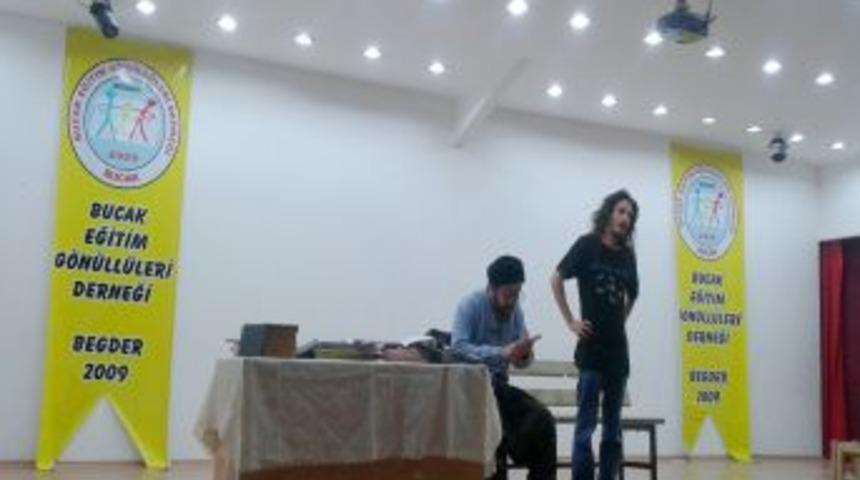 &Ouml;ğretmenler G&uuml;n&uuml;'ne Tiyatrolu Kutlama