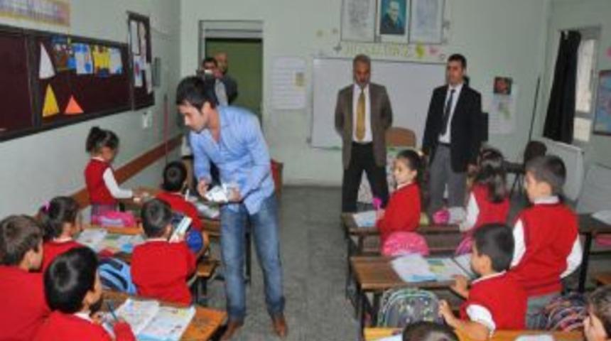 &Ouml;SYM'nin Sınav Setleri, K&ouml;y Okullarındaki &Ccedil;ocukları Sevindirdi