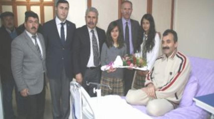 &Ouml;ğrenciler Hastanede Yatan &Ouml;ğretmenlerini Unutmadı