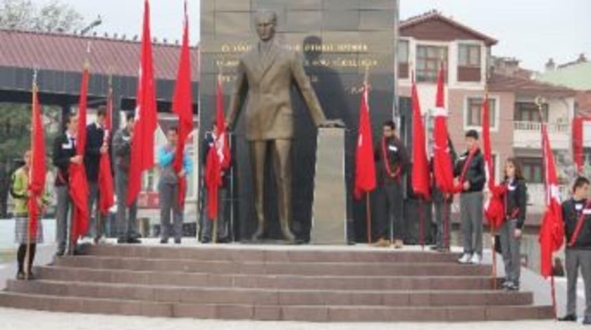 Şehit Öğretmenler Bayraklarla Anıldı