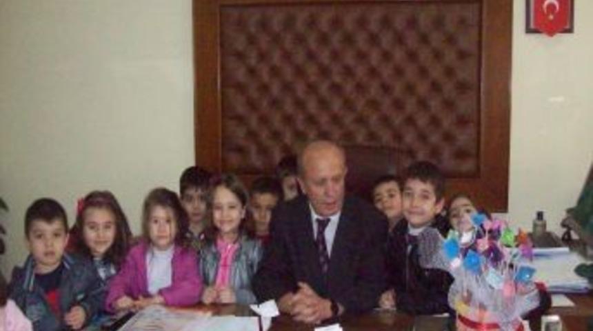 G&ouml;n&uuml;ll&uuml; Minikler, Milli Eğitim M&uuml;d&uuml;r&uuml;'n&uuml; Ziyaret Etti