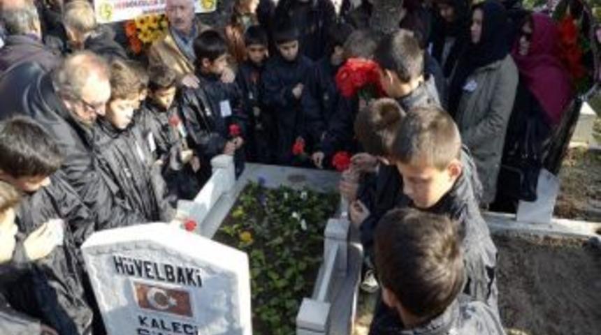 Sinan Alağa&ccedil; Mezarı Başına Anıldı