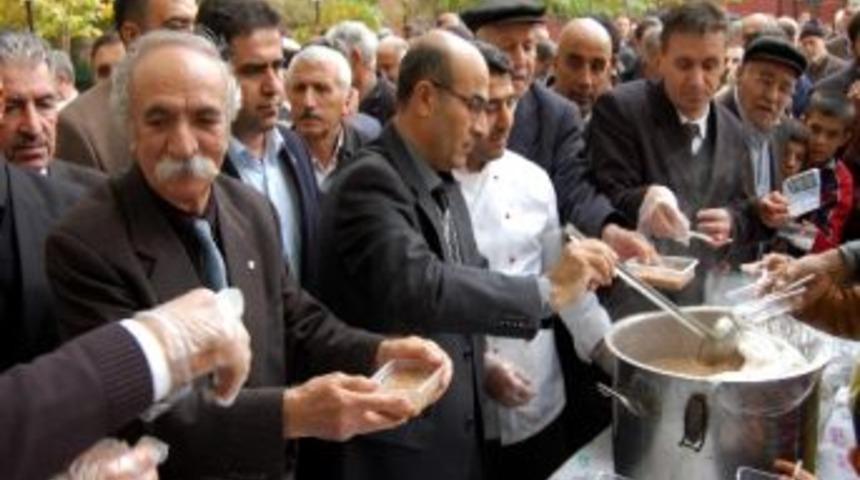 Aşure Dağıtımında Alevi-s&uuml;nni Kaynaşması