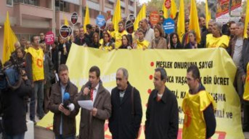 &Ouml;ğretmenler Kimliklerini Bakanlık Bah&ccedil;esine Attı