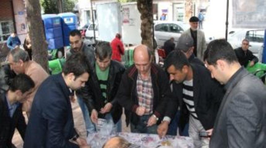 Akhisarlı Ak Gen&ccedil;ler Aşure Dağıttı