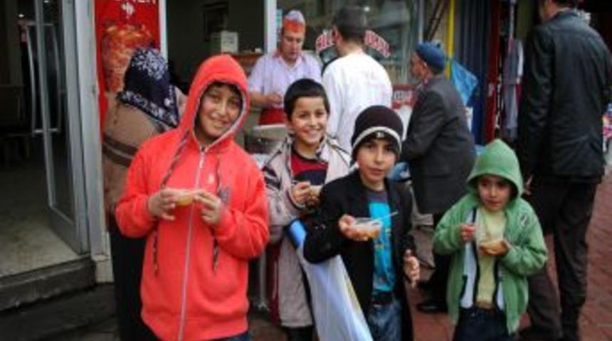 Suşehrili Esnaflar Aşure Dağıttı