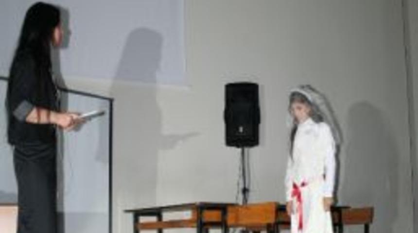 &Ouml;ğretmenler G&uuml;n&uuml;'nde "&ccedil;ocuk Gelinler" Unutulmadı