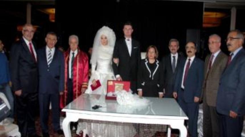Vali Coş Şahitlik Yaptı Aldırmaz Nikah Kıydı