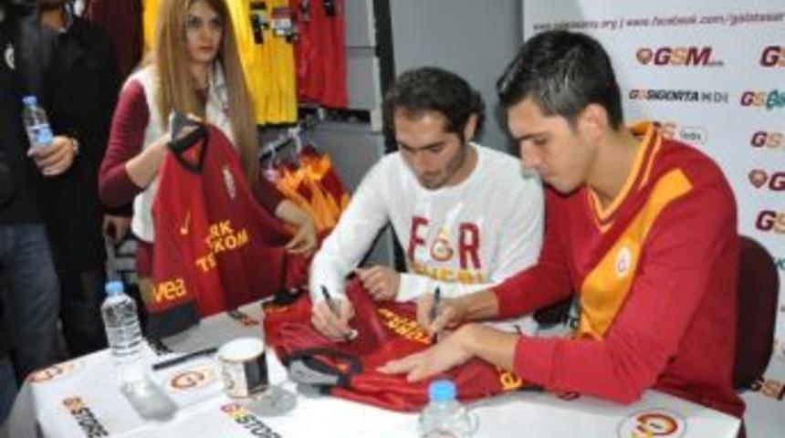 Galatasaray'lı Futbolcular Elazığ'da Taraftarlarına İmza Dağıttı