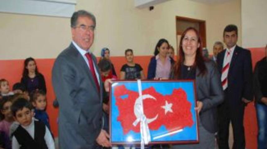 Eğitim G&ouml;n&uuml;ll&uuml;s&uuml; Vayisoğlu'na &Ouml;ğretmenlerden Plaket