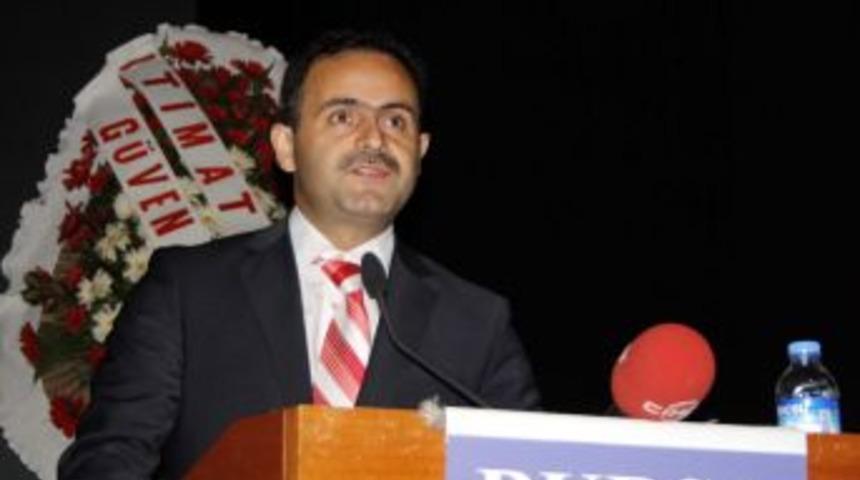 Emniyet M&uuml;d&uuml;r&uuml; Kahya, &Ouml;ğretmen Olan Eşine Plaket Verdi