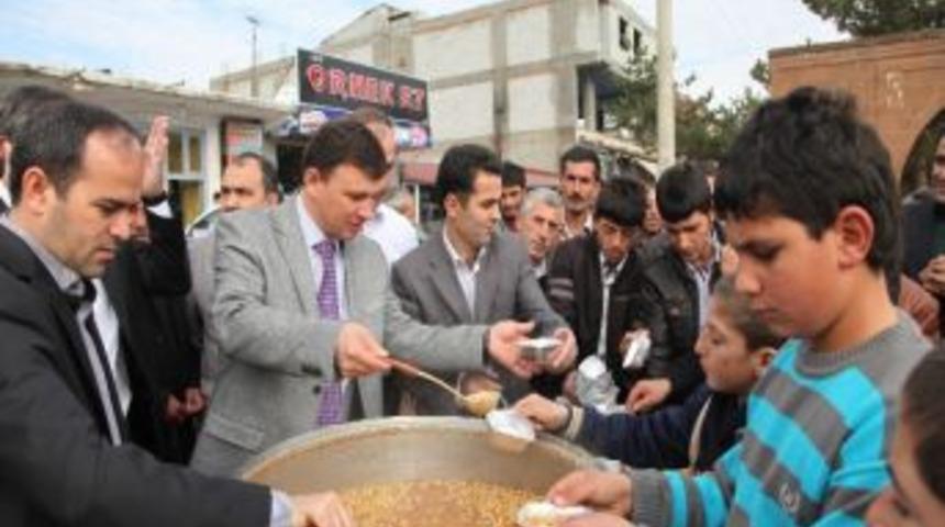 Ahlat'ta Aşure Dağıtıldı