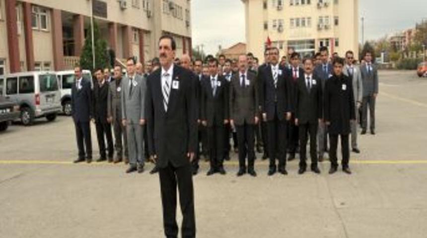 &Ouml;ğretmenler, Van'da Hayatını Kaybeden Meslektaşlarını Unutmadı