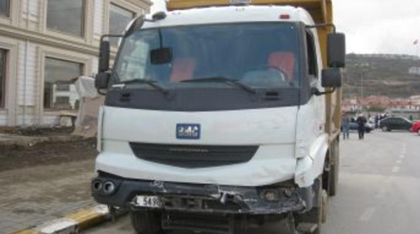 Kamyon Servis Minib&uuml;s&uuml;ne &Ccedil;arptı: 14 Yaralı