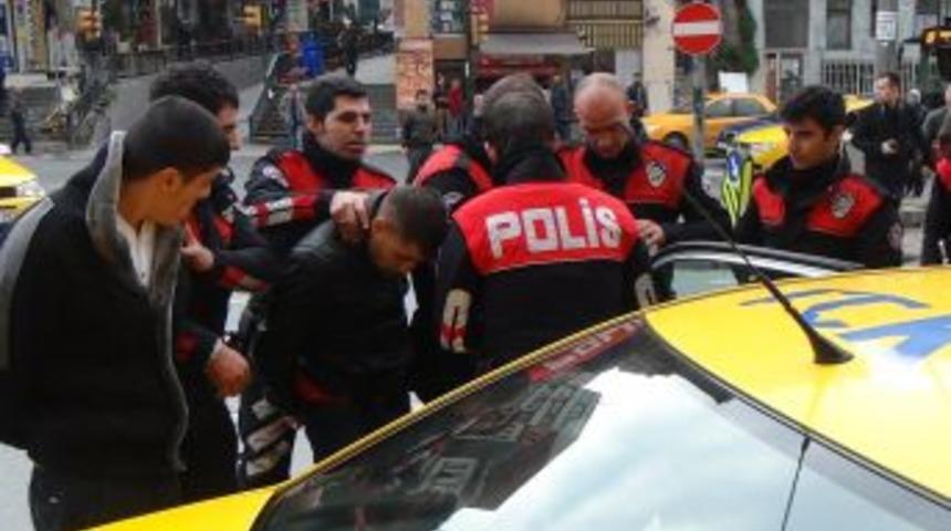 Taksiyle Esrar Taşırken Yakalandılar