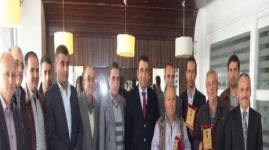 &Ouml;z&uuml;rl&uuml;ler Derneği&rsquo;nden Gazetecilere Plaket