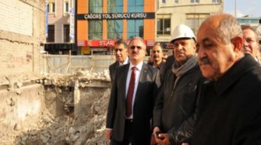 Vali Karaloğlu İş Merkezinin Hafriyat Sorununu &Ccedil;&ouml;zd&uuml;