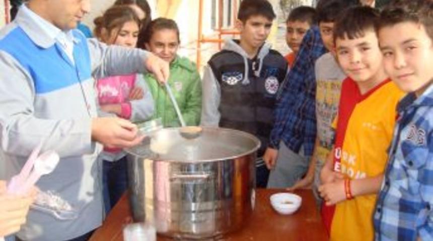 Simav'da &Ouml;ğretmenler G&uuml;n&uuml; Aşureyle Kutlandı