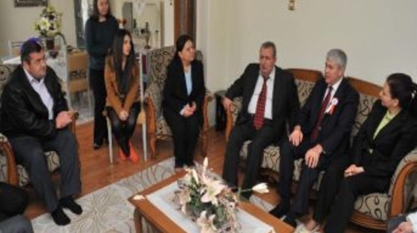 Vali Erden Emekli &Ouml;ğretmenleri Evlerinde Ziyaret Etti