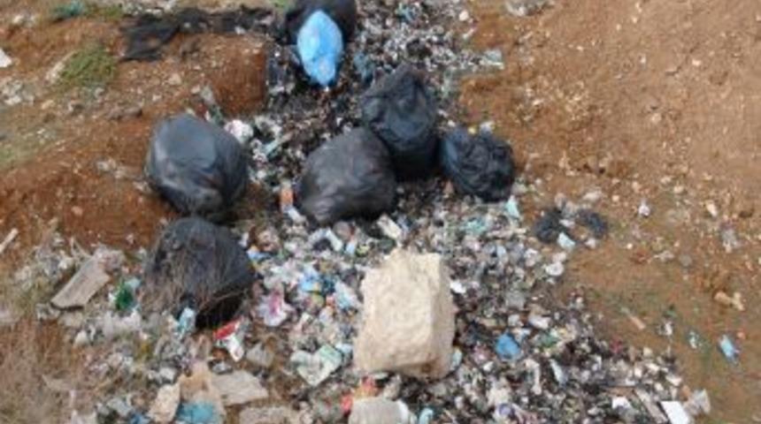 'Fakıbaba &Ouml;ğrencilere Kızdı, Okul Yanındaki &Ccedil;&ouml;p Konteynerlerini Aldı' Iddiası