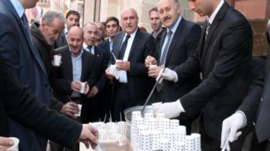 Bayburt'ta, Vali Ve Belediye Başkanı Vatandaşa Aşure Dağıttı