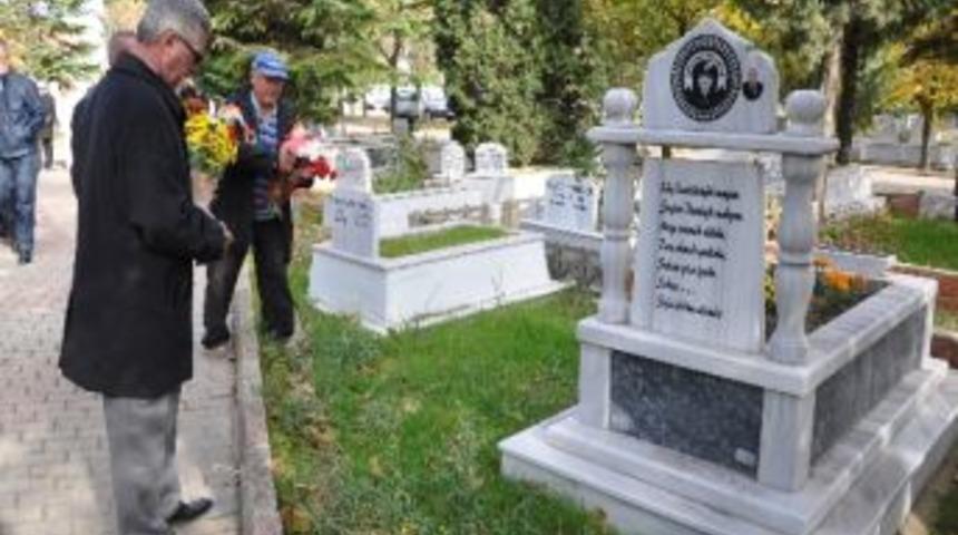 Başkan &Ccedil;ağlayan Ebediyete İntikal Eden &Ouml;ğretmenleri Unutmadı