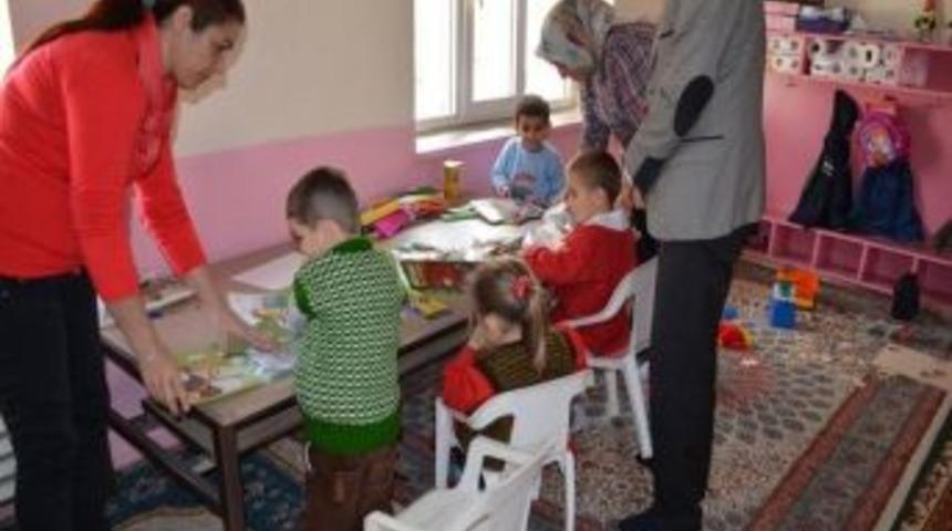 "umut Ol" Yardım Ekibi Uzunk&ouml;pr&uuml;'de Bulunan K&ouml;y Okullarına Yardımda Bulundu.