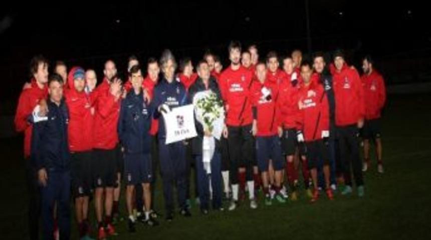 Trabzonsporlu Oyunculardan Şenol G&uuml;neş&rsquo;ie Anlamlı Kutlama