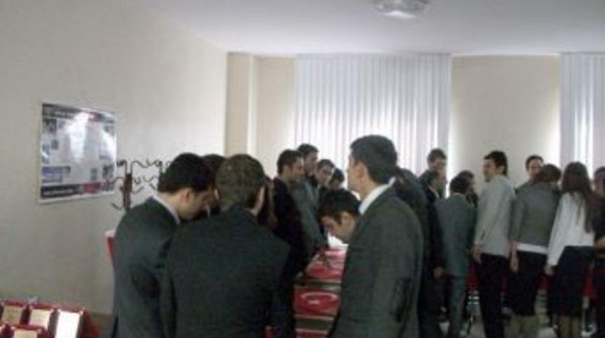 &Ouml;ğretmenler G&uuml;n&uuml; Kutlamasında 'baş&ouml;rt&uuml;s&uuml;' Krizi