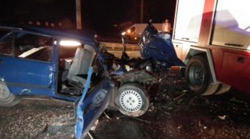 Otomobil, duran tankere &ccedil;arptı: 2 &ouml;l&uuml;